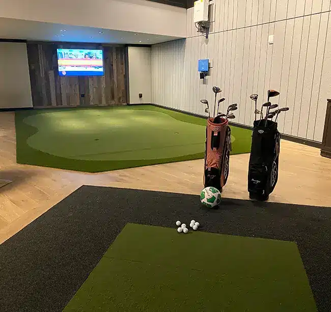 Indoor golf green installed by SYNLawn